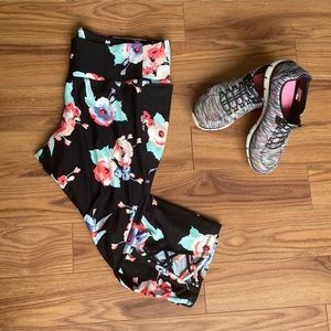 Livi Active 22/24 wicking Capri leggings